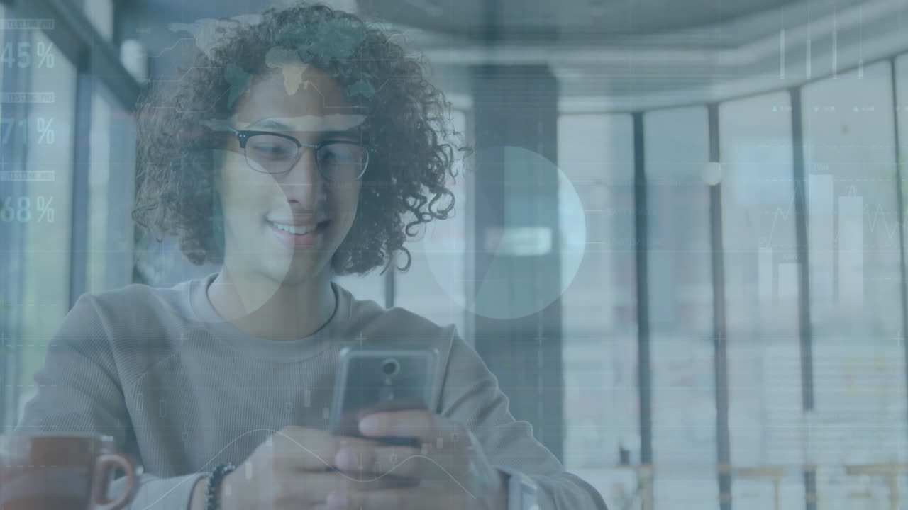 animación de procesamiento de datos y diagramas sobre hombre de negocios casual biracial usando teléfono inteligente