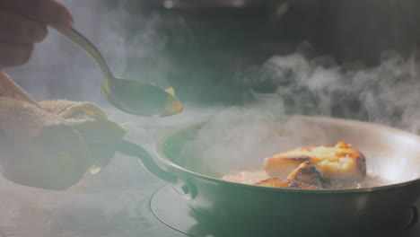 süßkartoffeln in einer süßen braunen soße in langsamer bewegung zu braten