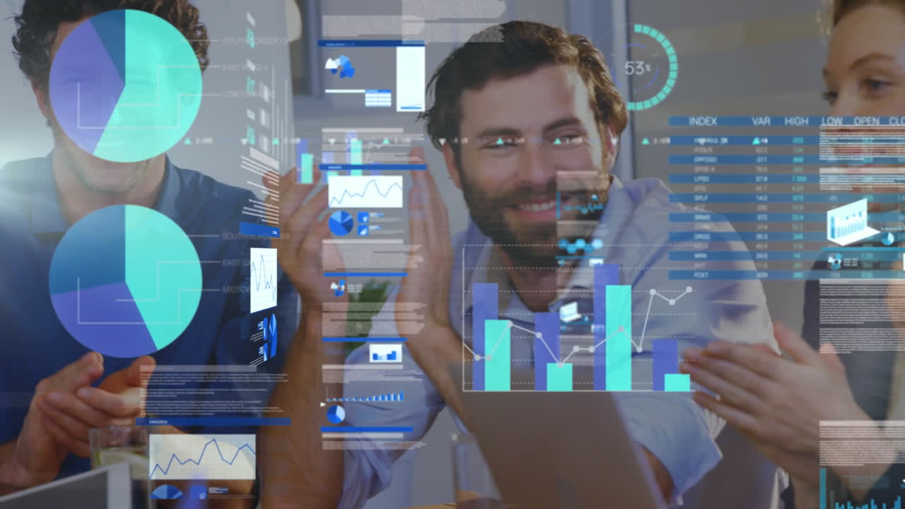 animación del procesamiento de datos sobre diversas personas de negocios