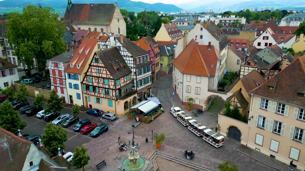 Video aereo con drone 4K delle case a graticcio e degli edifici storici a Colmar, Francia