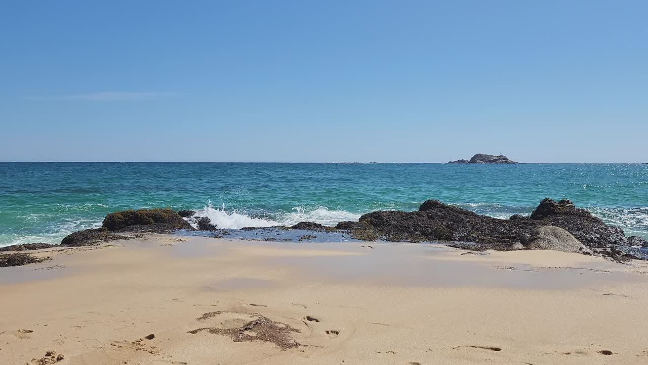 Vagues se brisant sur une plage au Mexique