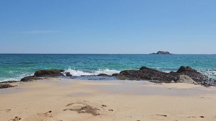 Vagues se brisant sur une plage au Mexique