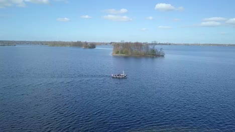 Dampfboot-Auf-Dem-See-In-Holland-Drohnenaufnahmen-In-4k