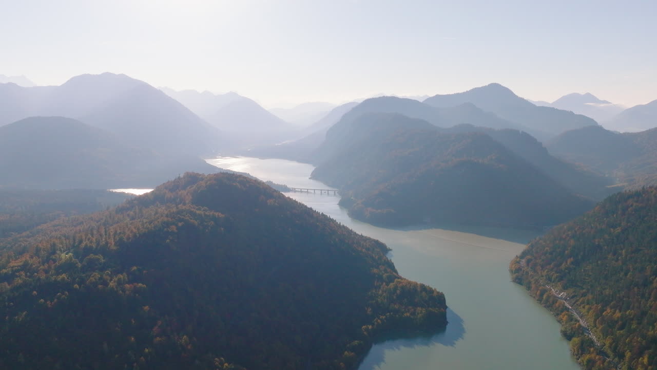 faller-klamm-brücke 안개가 자욱한 가을 고산 산맥을 가로 지르는 isar 강 공중 궤도 전망을 통해 빛나는 일출