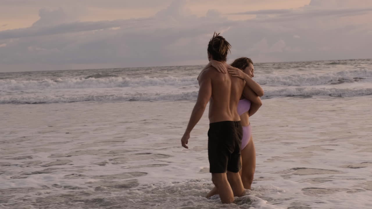 hombre y mujer en la costa