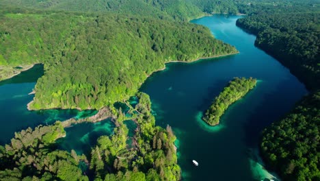 美しいプリトヴィッツェ湖群国立公園、クロアチア