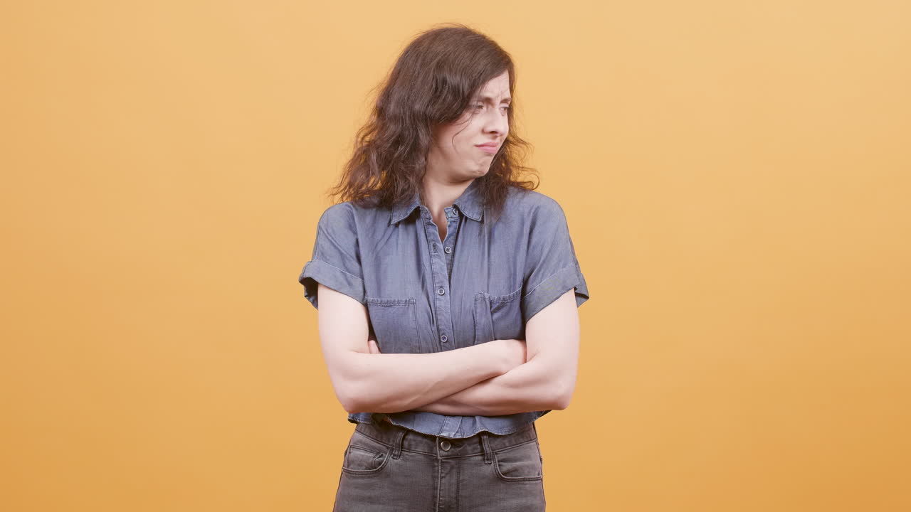 두 팔을 교차 여자