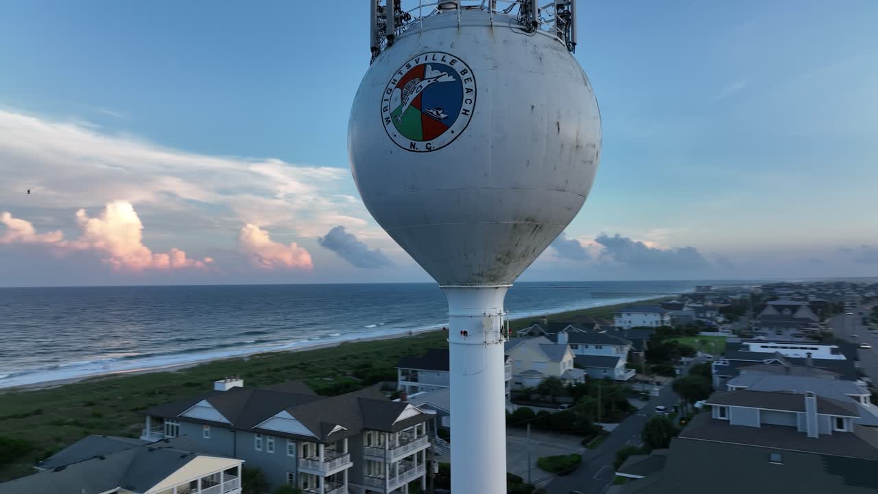 tiro de dron de la torre de agua en un pueblo de playa