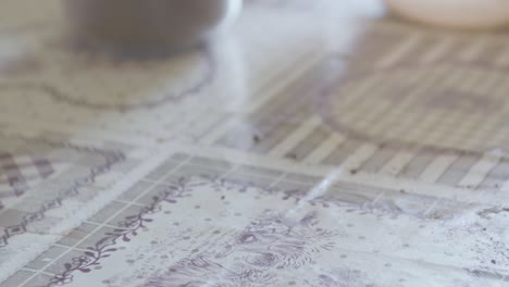 una anciana toma un tazón con chocolate en polvo de la mesa, está horneando un pastel de chocolate