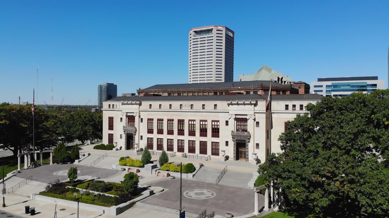 ayuntamiento de columbus ohio en el centro de columbus, ohio - imágenes aéreas de drones