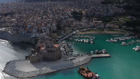 Luftaufnahme-Von-Castello-Arabo-Normanno-Neben-Dem-Hafen-Von-Castellammare-Del-Golfo-Mit-Blick-Auf-Die-Stadt-Im-Hintergrund