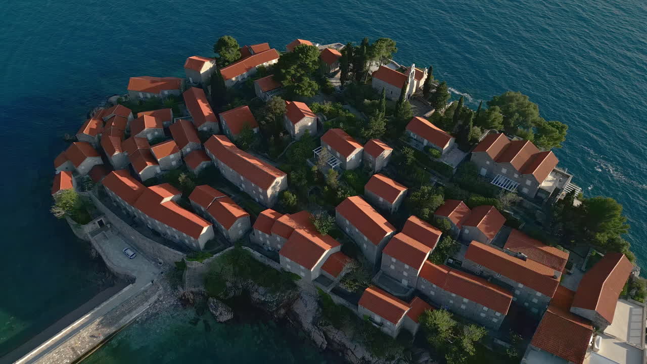 Luftaufnahme der Insel Sveti Stefan, Montenegro