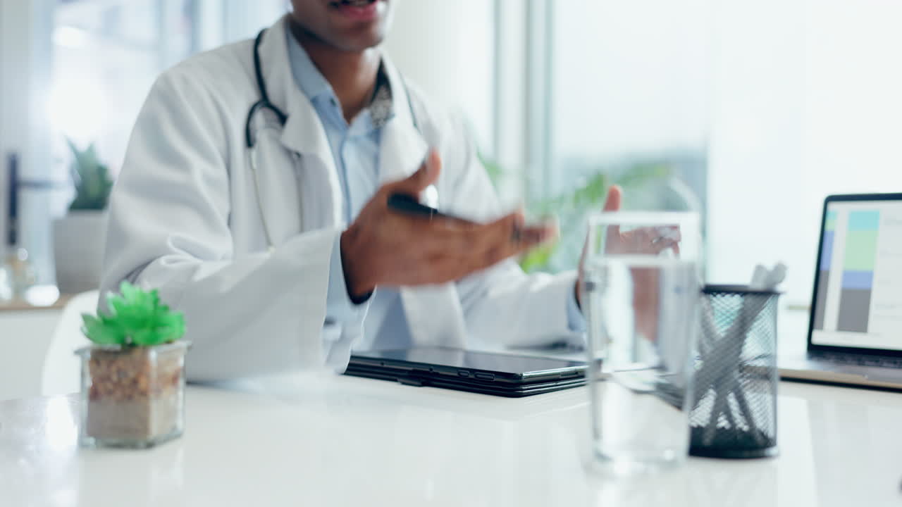 Sanità, mani e un medico che parla