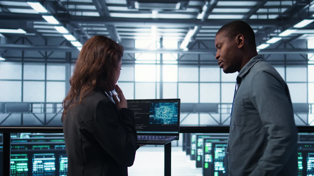 programadores codificando en portátiles utilizando inteligencia artificial en la granja de servidores