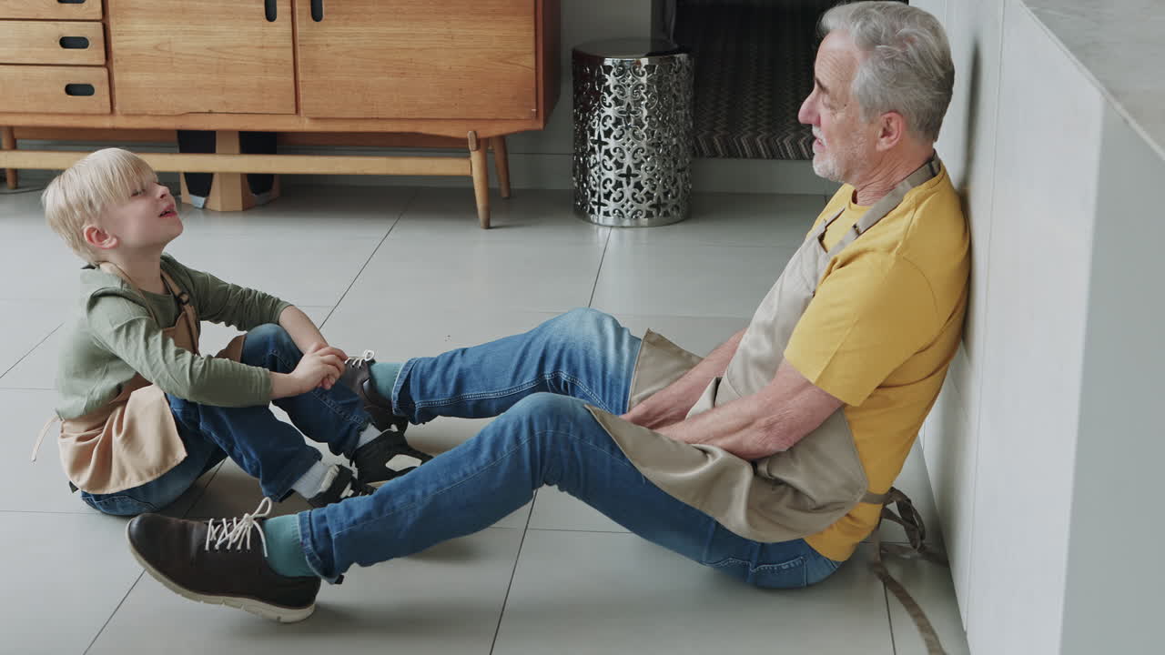 할아버지 와 손자 가 함께 시간 을 보내는 것