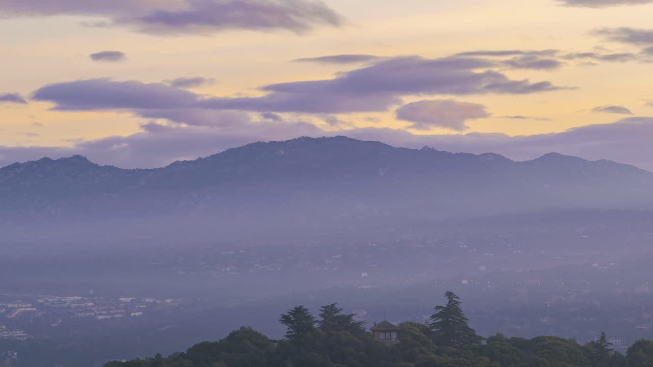 안개 로 인 산 들 에서 해가 뜨는 것