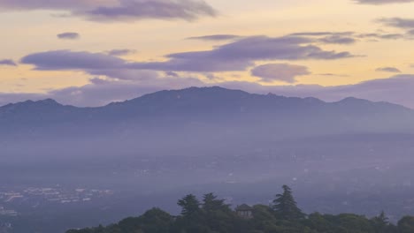 amanecer en las montañas cubiertas de niebla