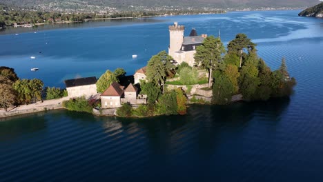 Mansión-En-Una-Isla-En-El-Lago-De-Annecy,-Francia