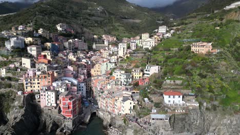 Riomaggiore-Cinque-Terre-Italien-Luftaufnahme-Rückwärts-Enthüllen-Hoch-Und-Breit-Zeigt-Alles