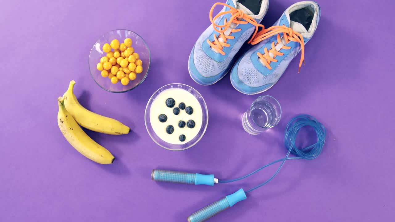 zapatos, plátano, vaso de agua, cuerda para saltar y desayuno