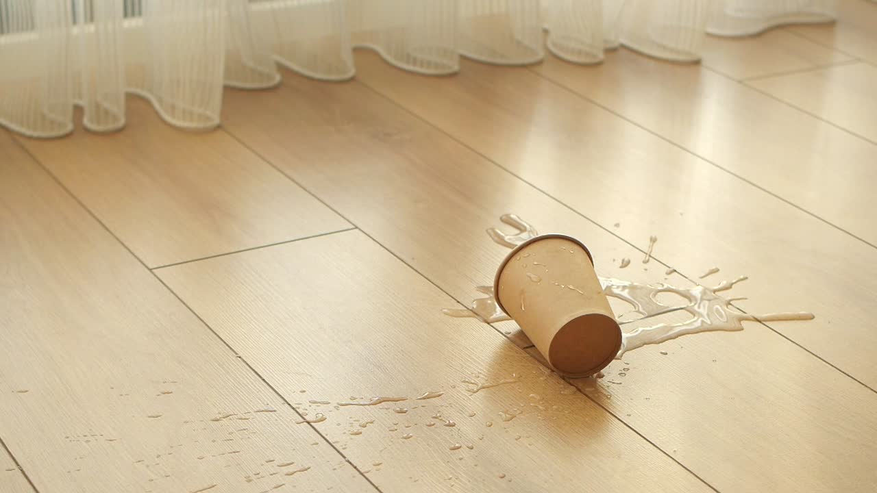 나무 바닥에 흘린 커피