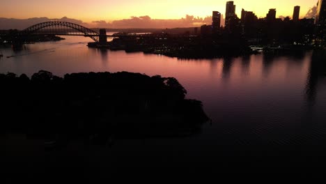 Sydney-Harbour-Bei-Sonnenuntergang-Mit-Hafenbrücke-Und-Blick-Auf-Die-Stadt