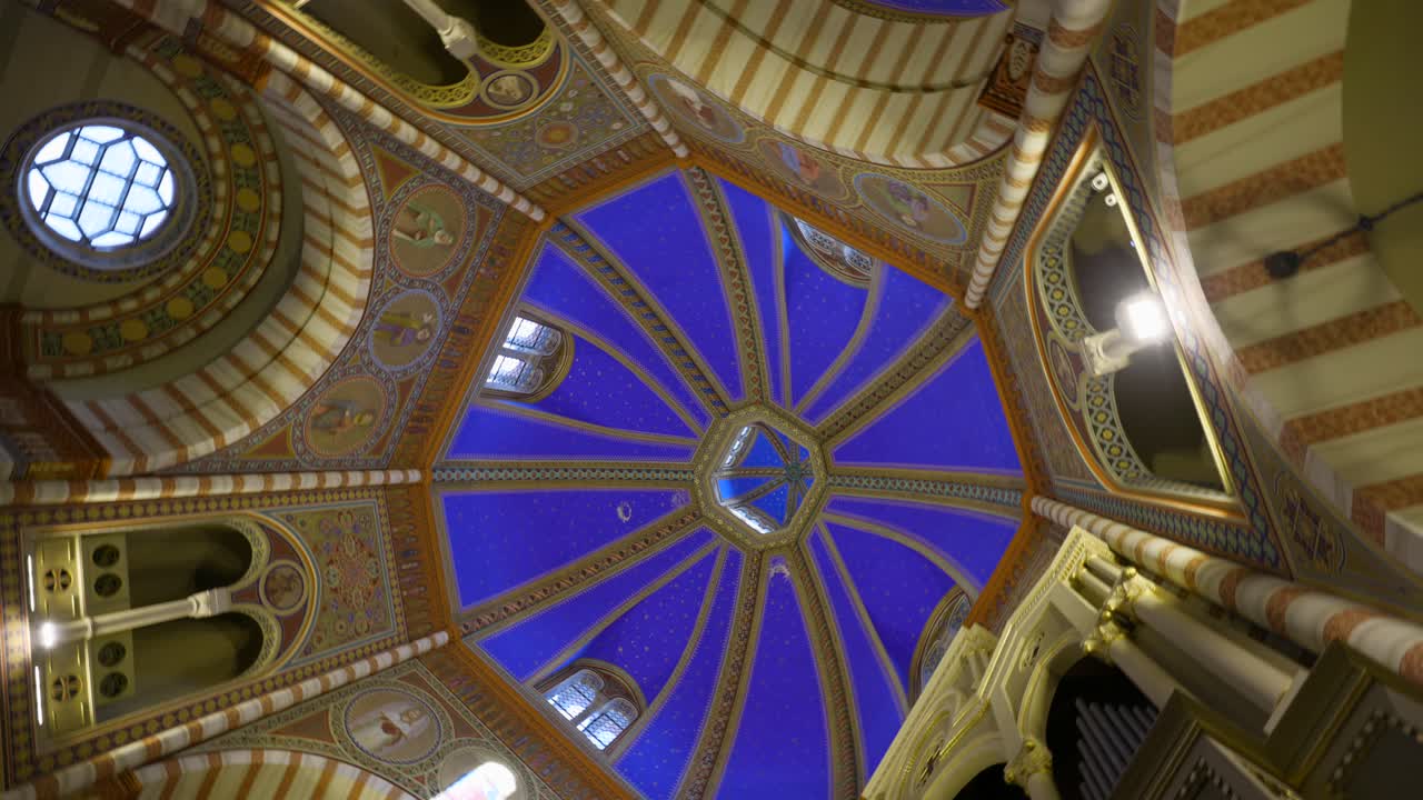 hermosa cúpula azul y dorada de la iglesia de soncino, santa maría asunción en italia
