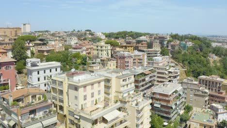 drone vuela sobre edificios de apartamentos para revelar st