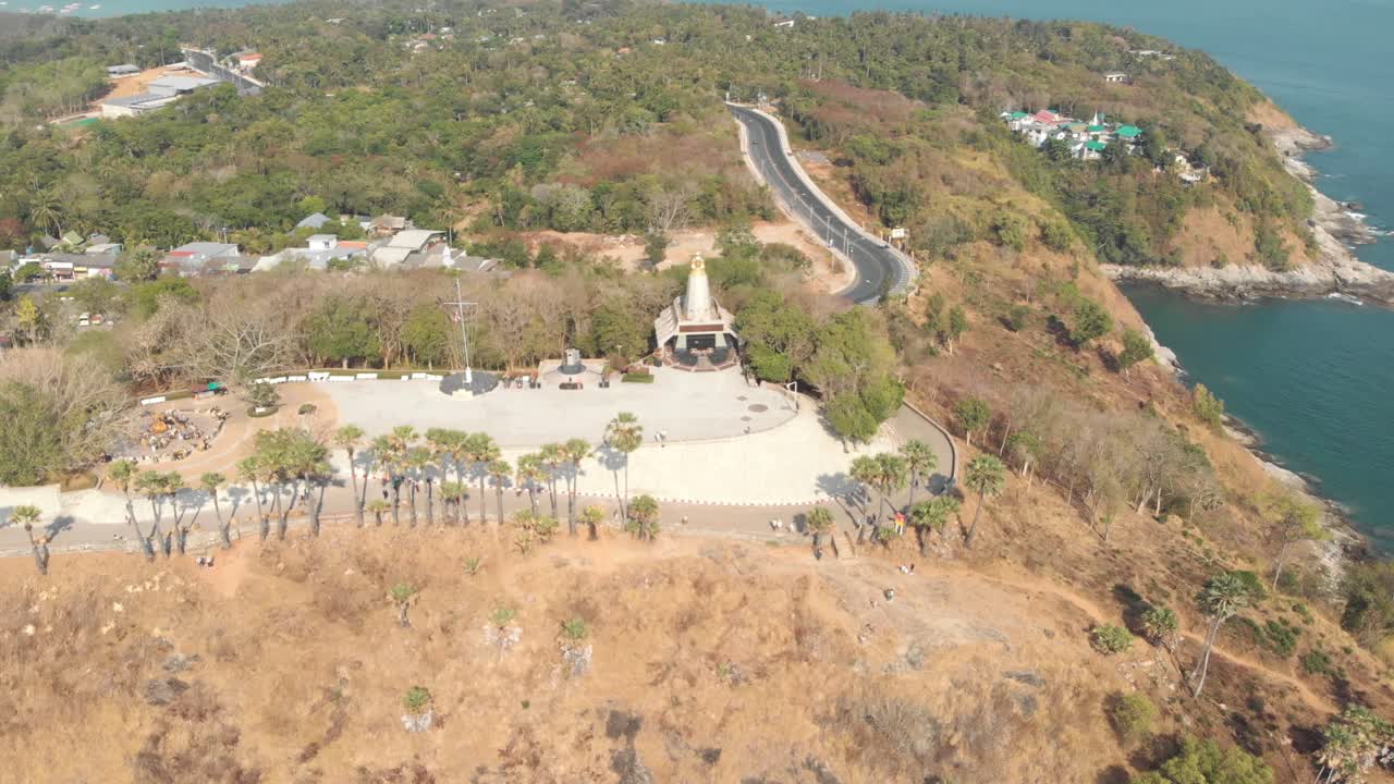 carretera costera en la isla tropical de phuket. concepto de vacaciones