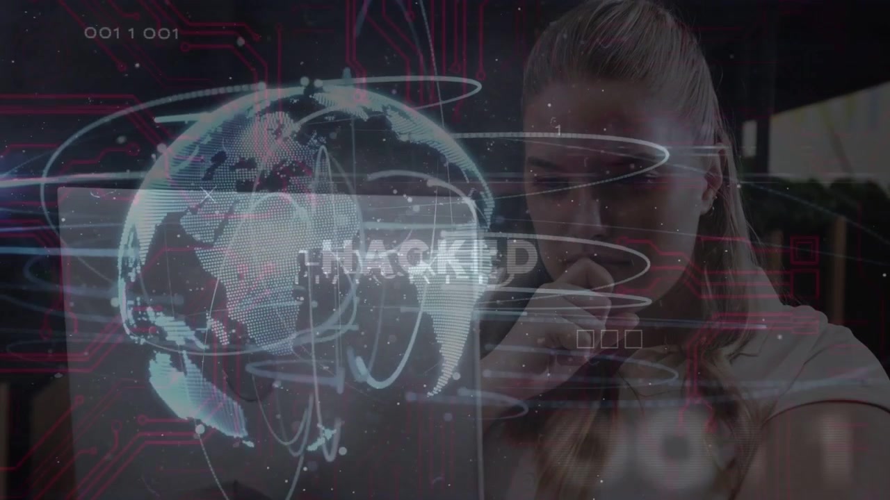 Kobieta przy stole reaguje na alert "HACKED" na laptopie, podczas gdy czerwone obwody technologicznej kuli HUD intensyfikują się.