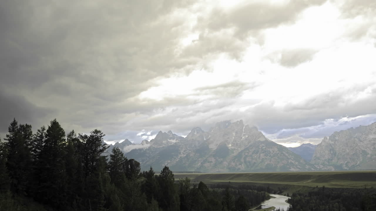 lapso de tiempo de la tormenta que se forma sobre el rango de teton en el parque nacional grand teton wyoming
