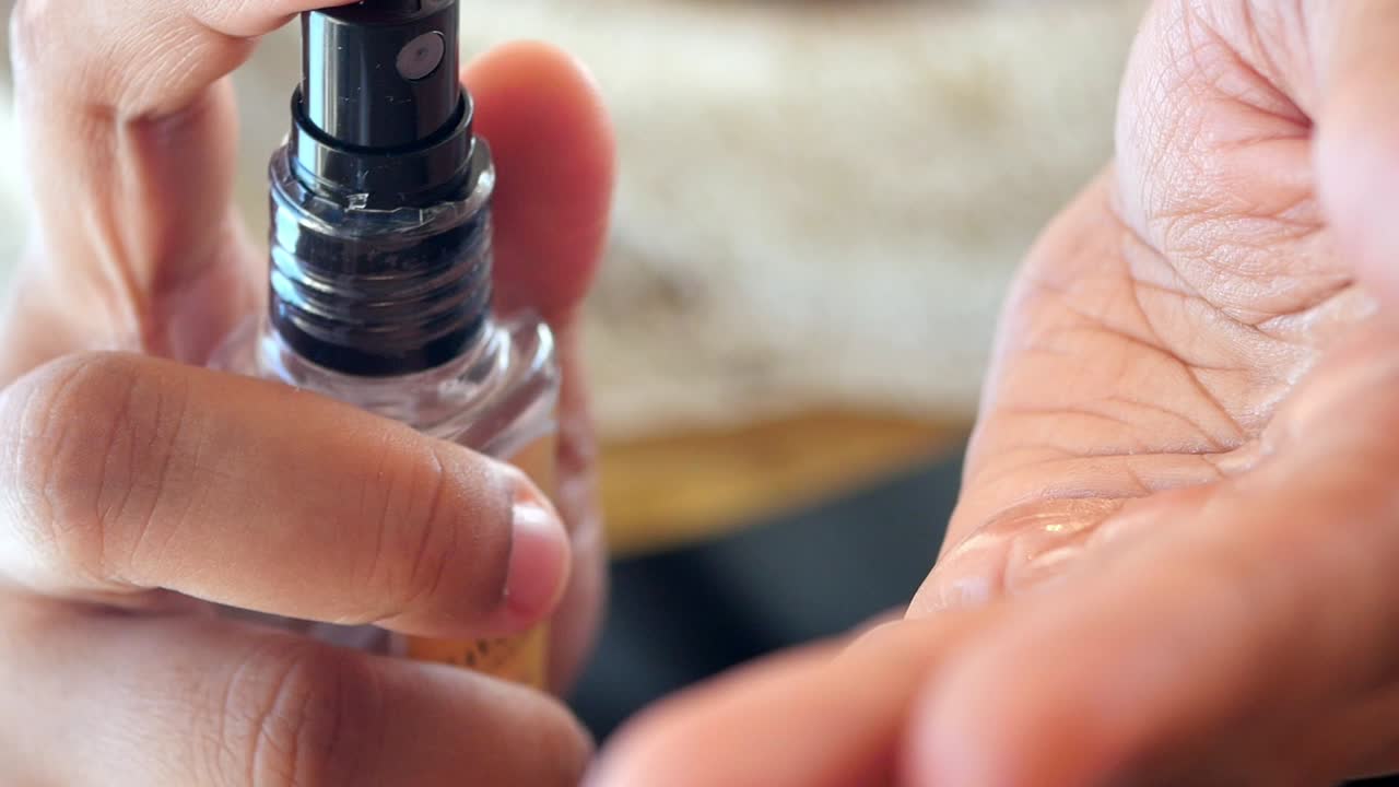 una persona aplica desinfectante para las manos