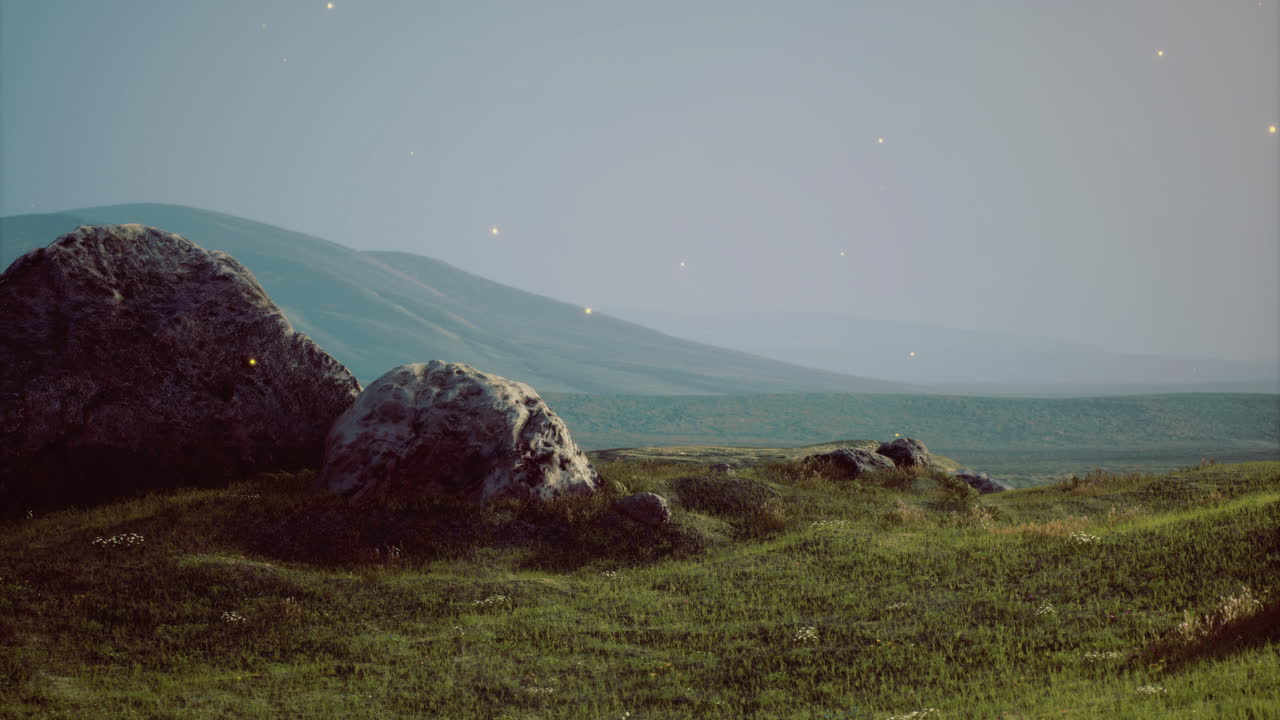 hermoso paisaje con colinas onduladas y montañas distantes durante el anochecer