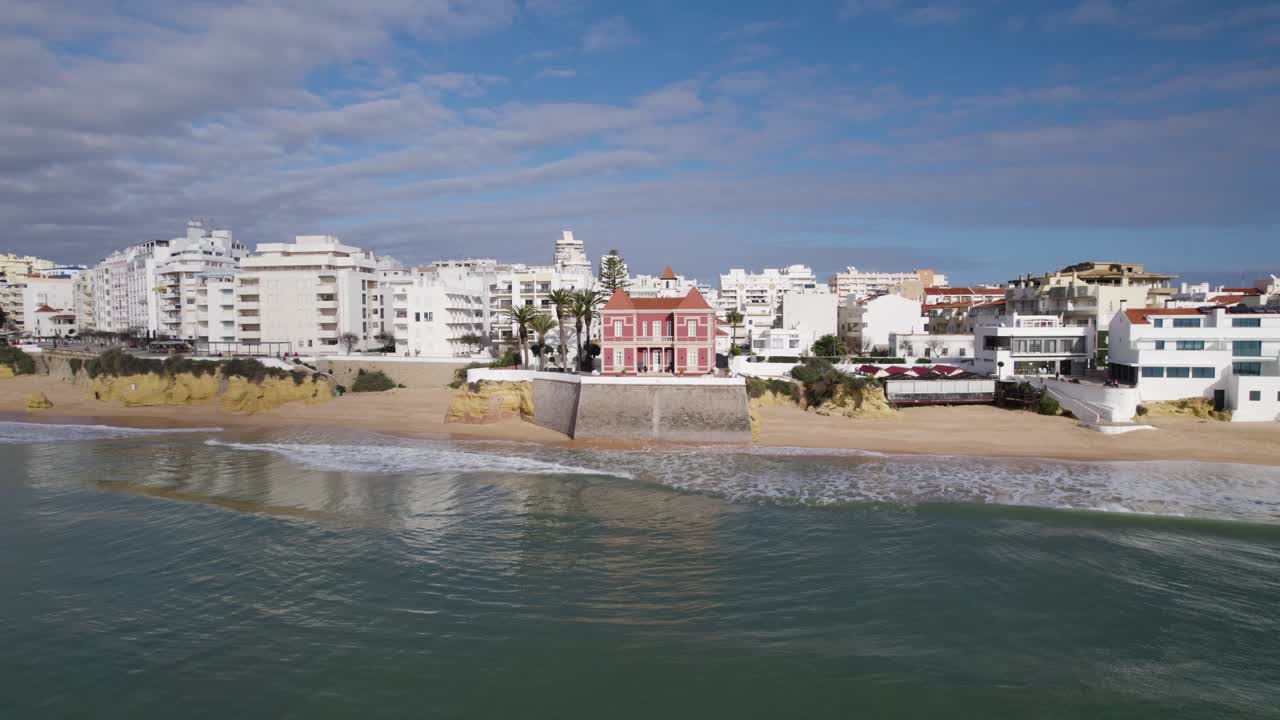 Bella piccola villa sulla costa e sulla spiaggia sabbiosa di Armação de Pêra in Portogallo