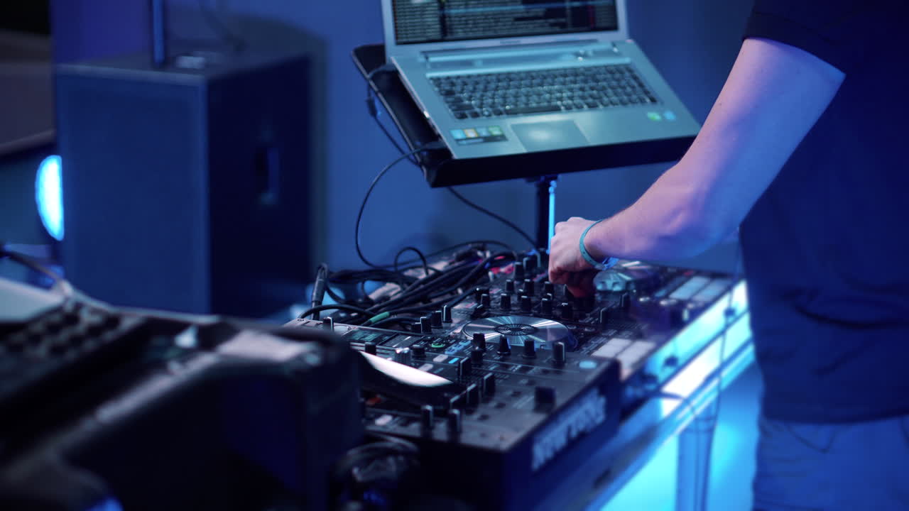 actuación de dj en un club nocturno