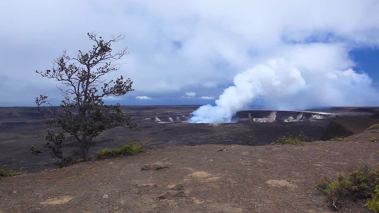 하와이 빅 아일랜드의 킬라우에아 화산이 연기와 증기를 내뿜고 있다.
