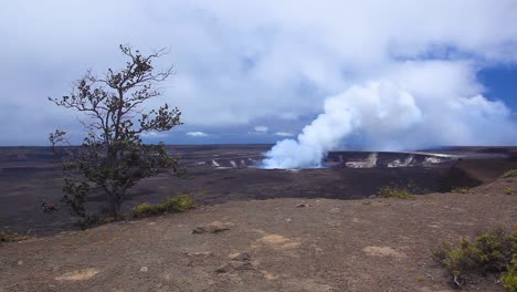 位於夏威夷大島的基拉烏亞火山 (kilauea volcano) 噴出煙霧和蒸氣