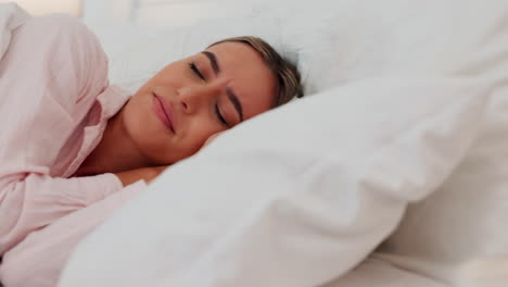 mujer durmiendo en la cama molesta, sueño despertador