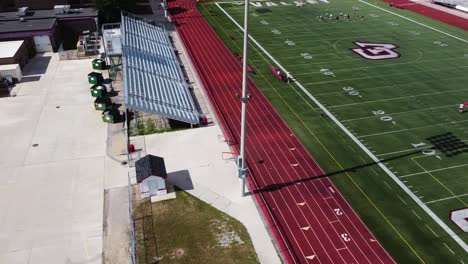drone sobre un campo de fútbol en michigan