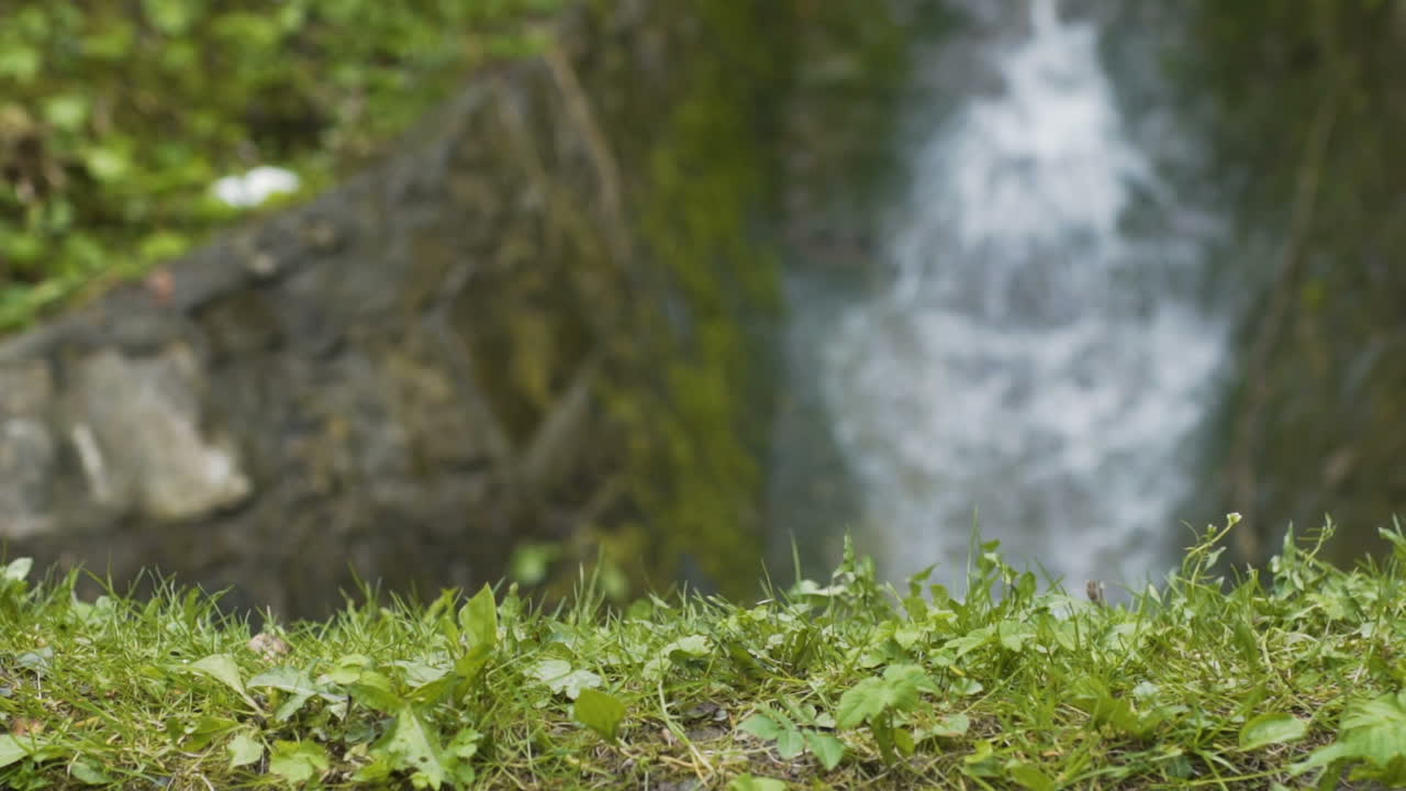 il fiume scorre sulle rocce 1