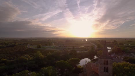 Puesta-De-Sol-En-Las-Tierras-Agrícolas-Francesas-Y-El-Pueblo-De-Béziers-En-El-Sur-De-Francia