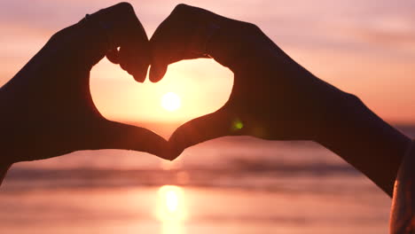 Strand,-Sonnenuntergang-Und-Herzförmige-Hände-Für-Die-Liebe