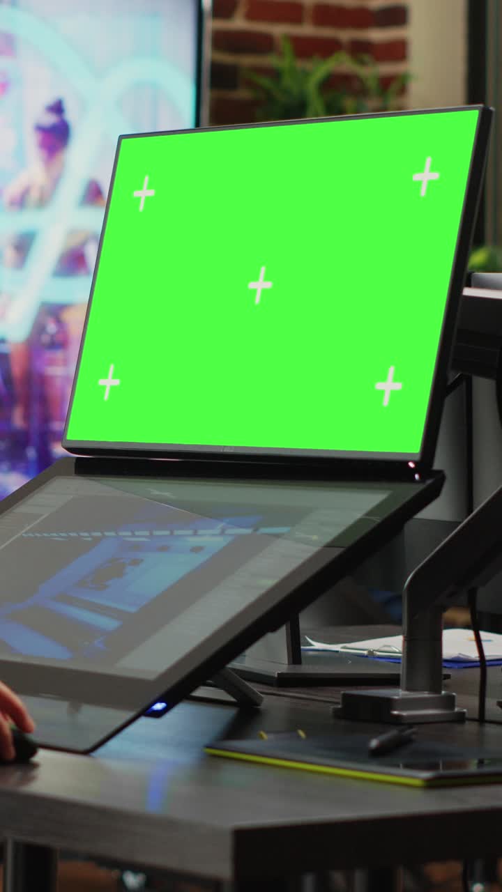 Vertical video: Creative agency employee looking at greenscreen and 3d developing software