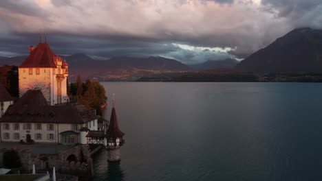 Vista-Aérea-Del-Hermoso-Castillo-Schloss-Oberhofen-En-Berna,-Suiza