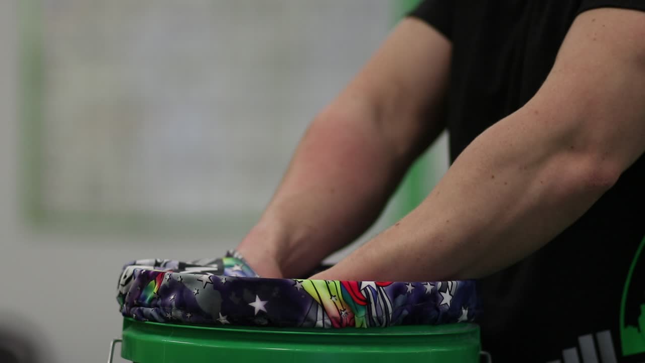 limpiando la tiza de las manos