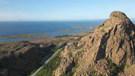 isla en noruega - las montañas rojas serpentinas y la geología especial hacen de esta isla una de las más hermosas y más distintivas de noruega