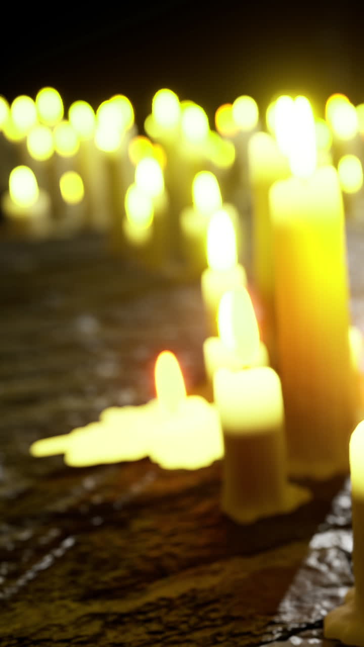 Candele su una superficie scura che creano una luce calda durante un tranquillo momento serale.
