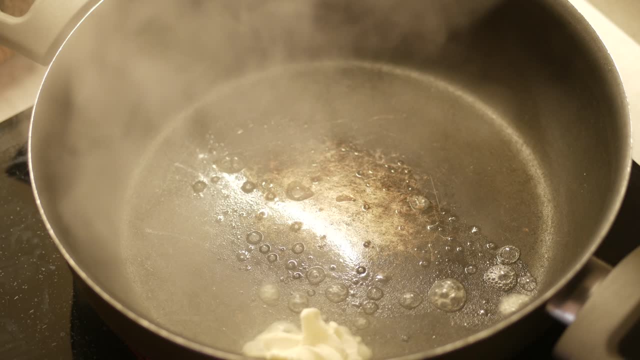 팬에 버터를 넣고 요리하는 것