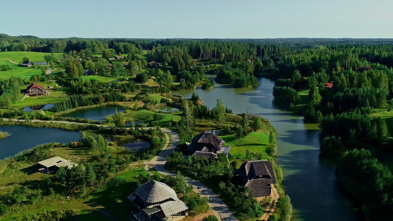 Ylellinen kartanokylä järvien ja metsän ympäröimänä, ilmakuva