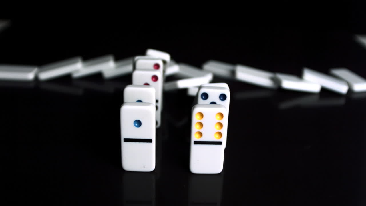 도미노가 무너지고